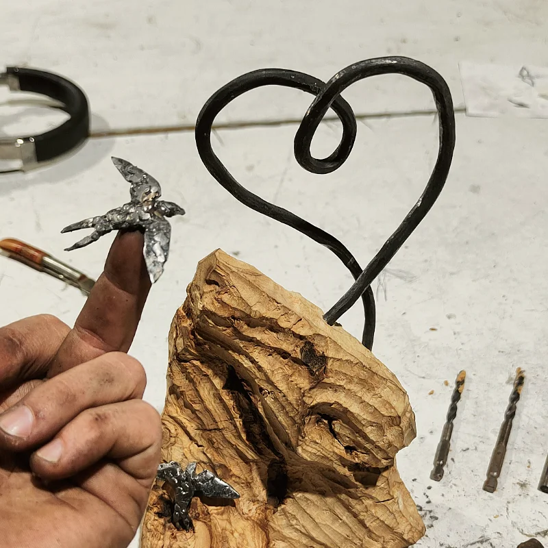 Escultura en madera y hierro para el un enlace matrimonial