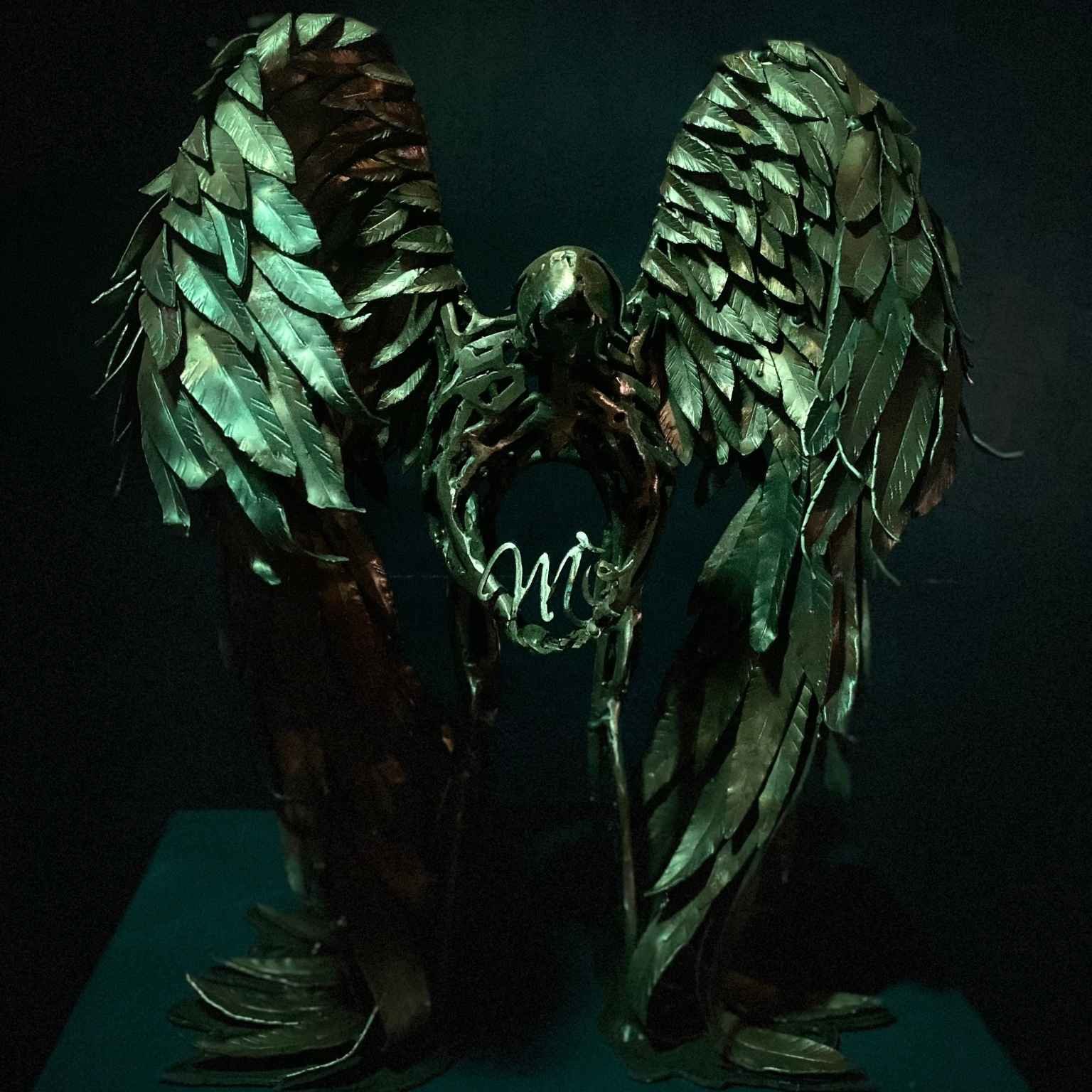 escultura funeraria de angel en hierro